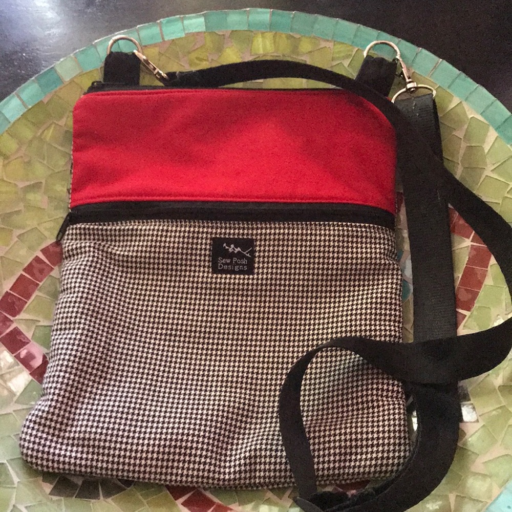 NWOT Crossbody Purse 👜 Black / Red Padded
